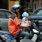 dziecko na motocyklu - oczywiście kasku nie potrzebuje