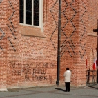 Protest przeciw pogrzebowi na Wawelu wypisał na kościele