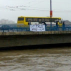 Napis na moście Grunwaldzkim w Krakowie.