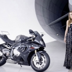 Moda,piękna modelka i motocykl BMW