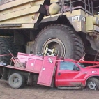 Zgnieciona czerawona cieżarówka