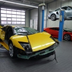 Rozwalone Lamborghini Murciélago w warsztacie