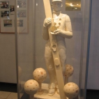 Adam Małysz z białej czekolady by cukiernicy -specjaliści Wedla - wysokość ponad 2 metry i waga ok. 200 kilogramów