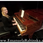 Kompozytorka Emanuela Rabinska podczas gry na fortepianie w Studio Radio Opole