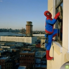 Spider-Man myje okna