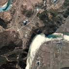 Zdjęcie satelitarne kompleksu jądrowego w Jongbion (EPA)
