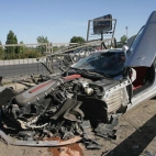 rozbity Mercedes SLR na Wisłostradzie