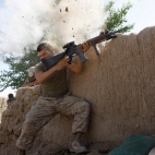 żołnierz broni się przed Talibami w Afganistanie