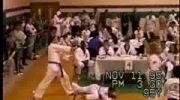 Zawody karate - dzieciak próbuje rozwalić z wyskoku deskę