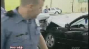 Przestępca uderza w auto na stacji paliw