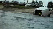 Tagi: skuter wodny porażka fail woda furgon samochód jezioro tonieUtopił furgon ładując nań skuter wodny