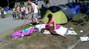 Dwa pijaki próbują postawić namiot
