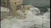 Fale tsunami niszczą japońskie miasto