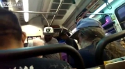Starszy mężczyzna terroryzowany przez czarnoskórego dupka w metrze.