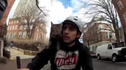 Przejażdżka rowerem z kotem na ramieniu