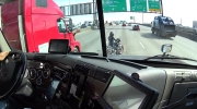 Kierowca pomaga motocykliście w zjechaniu na pobocze na bardzo ruchliwej drodze