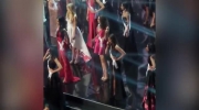 Miss Holandii tańczy w czasie prób czekając na konkurs