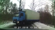 Poślizg ciężarówki na zakręcie