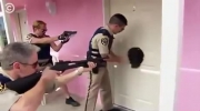 policja wywaza drzwi mieszkania