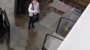 dziewczyna ochroniła psa przed deszczem