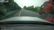 Idiota wpada pod ciężarówkę