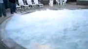 Płynny azot w basenie