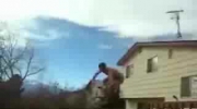 debil skacze z dachu