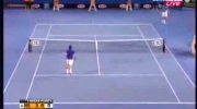 Roger Federer uderza...głową.