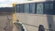 Autobus w zderzeniu z barierą