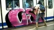 Koleś zatrzymał metro i zaczął je malować!