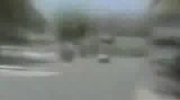 poryty kolo skacze na desce przez rozpędzone auto