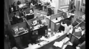 rozwcieczony pracownik demoluje swoje biuro