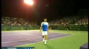 tenisista rozwalił sam sobie głowe swoją rakietą