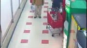 starszej pani wylatuje kupa z nogawki w hipermarkecie