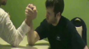 Złamał rękę podczas arm wrestlingu