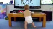 dziecko tańczące przy teledysku Beyonce