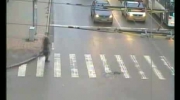 Ekstremalne przechodzenie przez ulicę -  podczas przechodzenia przez jezdnie po pasach mężczyzna mało nie zginoł