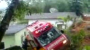 Ambulans zmieciony przez błoną lawinę