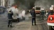 Eksplozja baku podczas gaszenia płonącego auta