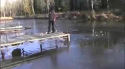 Gruby koleś skacze na zamarzniętą rzekę