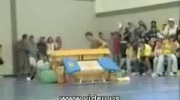Skok przez kozła na sali gimnastycznej - przypał