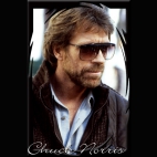 Chuck Norris z broda i okularami na twarzy
