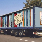Ciekawa ciężarówka biblioteka na kółkach