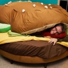 Łóżko w kształcie... cheesburgera