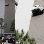 Przebił ściane parkingu na sporej wysokości