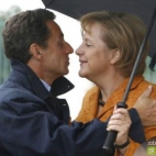 Angela Merkel całuje Sarkozy'ego