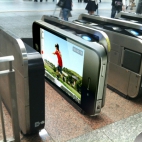 Wielki iPhone 4 w tokijskim metrze