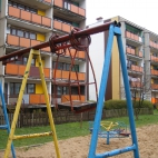 zawineli dzieciakom hustawke