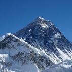 Mount Everest, Czomolungma, Qomolangma (tyb. ཇོ་མོ་གླང་མ) lub Sagarmatha (nepal. सगरमाथा)