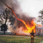ognisty wąż płonącego budynku